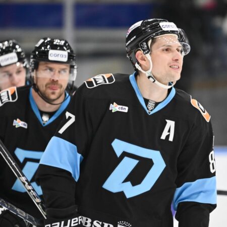 Главные события хоккейного дня: Рекорды Квартальнова и Шипачёва, серии «Автомобилиста», СКА и «Трактора»