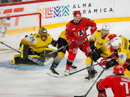 Победная серия «Северстали» продолжилась, «Спартак» и «Автомобилист» выиграли дерби