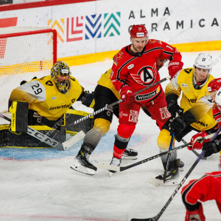 Победная серия «Северстали» продолжилась, «Спартак» и «Автомобилист» выиграли дерби