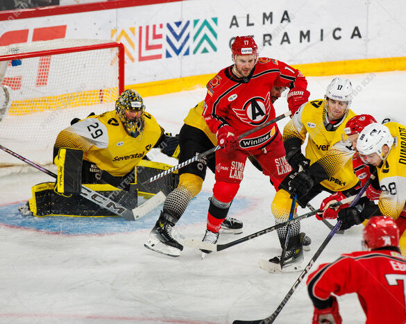 Победная серия «Северстали» продолжилась, «Спартак» и «Автомобилист» выиграли дерби