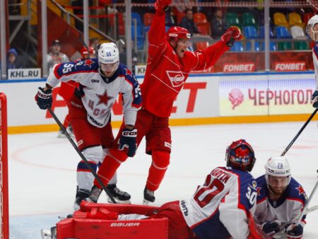 КХЛ: «Локомотив» совершил камбэк против «Лады», московское «Динамо» уверенно обыграло «Шанхайских Драконов»